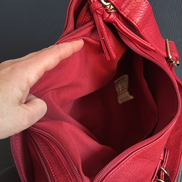 Bueno Vintage NWT purse, red, plethora of pockets! Adjustable strap - Picture 10 of 14